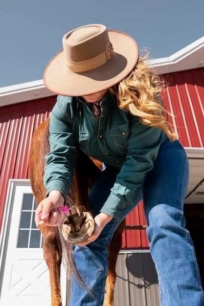 Cómo darle forma a un sombrero de vaquero